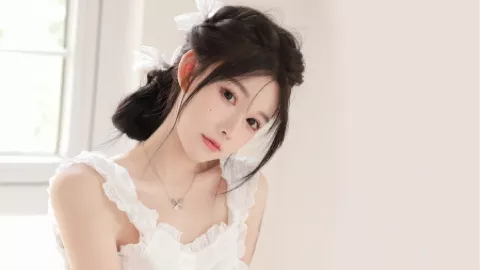 偷偷摆摊女孩还债