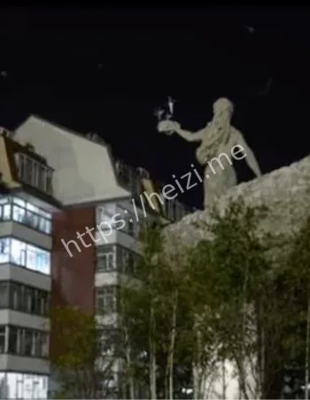 长春新竹花园红裙女敲门事件